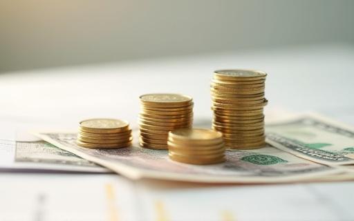 Mynt och sedlar som representerar kompensation och förmånspaket.